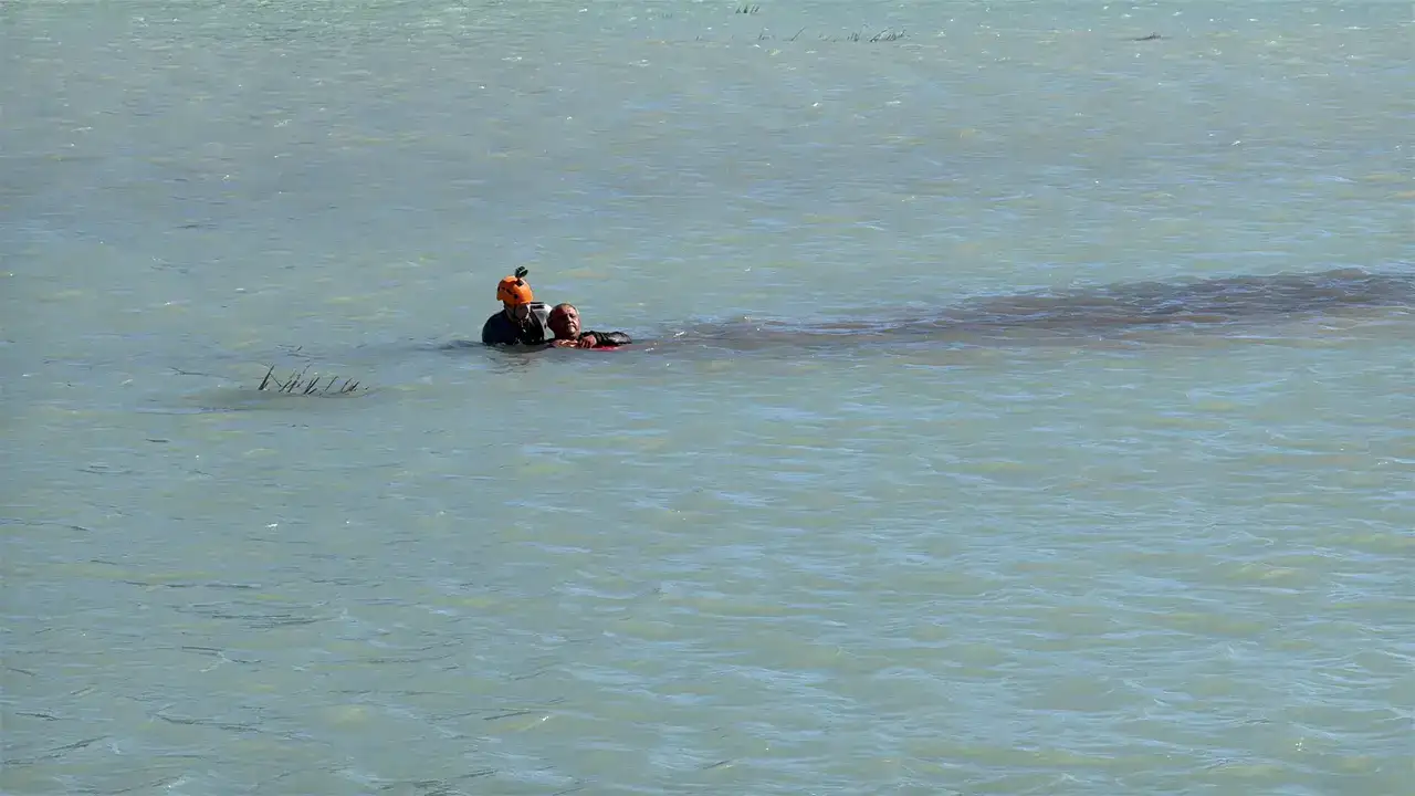 Antalya Büyükşehir İşçisi Kendini Bir Anda Sulara Bıraktı 4